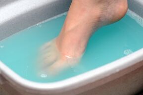 Baños con vinagre de manzana para tratar los champiñones en las piernas