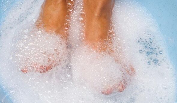 Baños con jabón para lavar ropa para el tratamiento de hongos en las uñas de los pies.