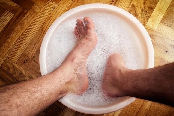 Tratar los hongos en las uñas de los pies con un baño de soda
